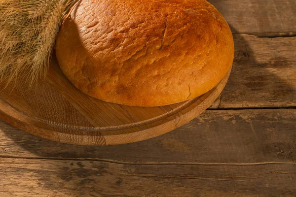 Kerek házi kenyér búzafüllel. — Stock Fotó