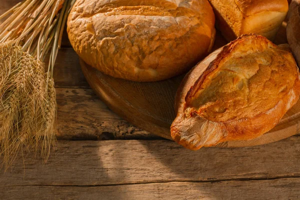 Frisches hausgemachtes Brot aus Weizenmehl. — Stockfoto