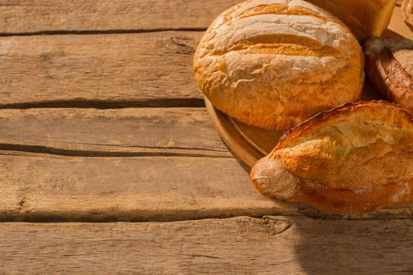 Vers zelfgemaakt brood op rustieke houten achtergrond. — Stockfoto