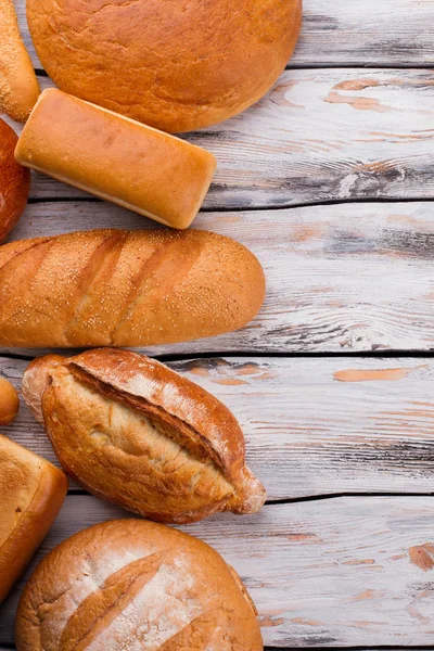Verschillende soorten brood, bovenaanzicht. — Stockfoto