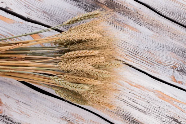 Blad av vete öron på trä bakgrund. — Stockfoto