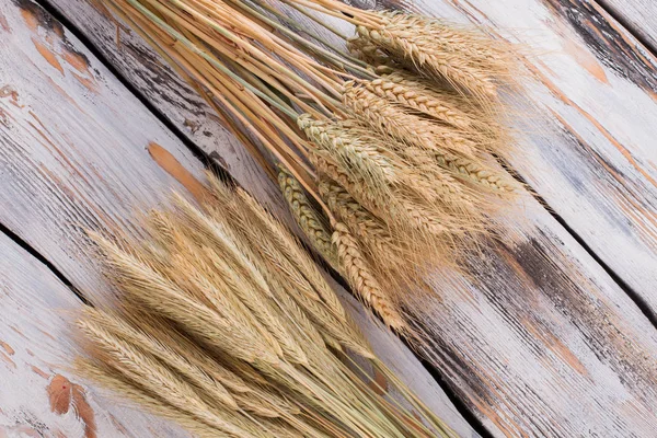 Χρυσαφένια αυτιά σιταριού σε ξύλινο φόντο. — Φωτογραφία Αρχείου
