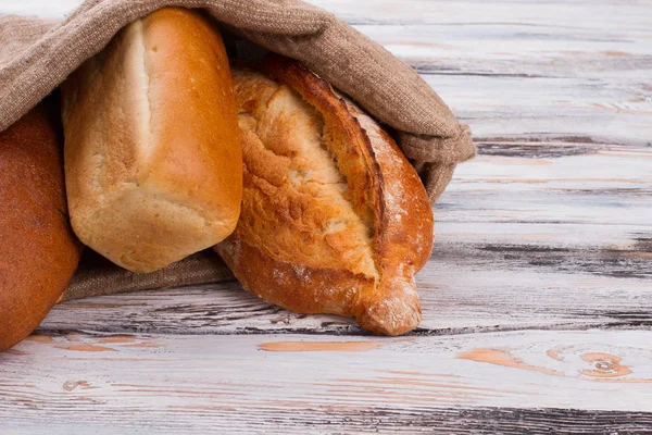Frissen sült kenyér vászontáskában. — Stock Fotó
