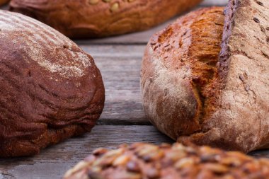 Taze kabuklu zanaatkar ekmeği.