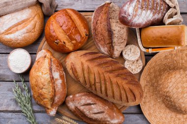 Mutfakta ekmek, buğday kulağı ve un var..