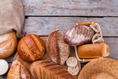 ekmek ahşap zemin üzerinde farklı türleri.