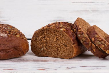 Taze çavdar ekmeği ve kabak çekirdeği..