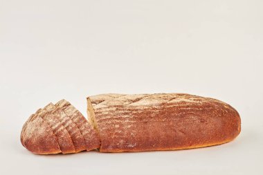 Beyaz arka planda siyah ekmek.