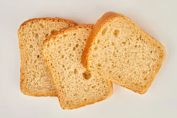 Fatias de pão no fundo branco. — Fotografia de Stock