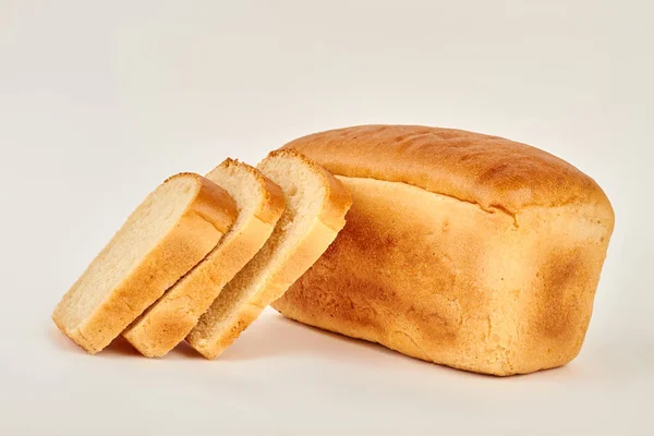 Laib und Scheiben Weißbrot. — Stockfoto