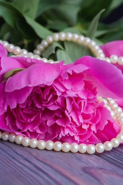 Жемчужное ожерелье с цветком пиона . — стоковое фото