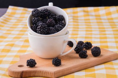 Taze böğürtlenli seramik kupa.