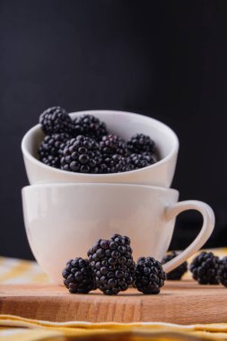 Üç olgun taze böğürtlen, yakın plan..