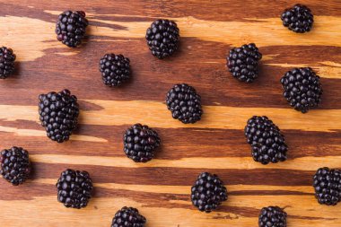 Böğürtlenler üst üste dizildi..