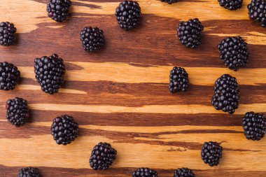 Boş alanı olan böğürtlenler, üst manzara.