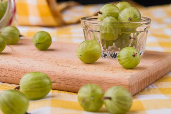 Ciruelas verdes sobre una tabla de madera . — Foto de Stock