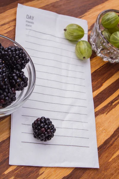 Pappersnot med frukt och bär. — Stockfoto