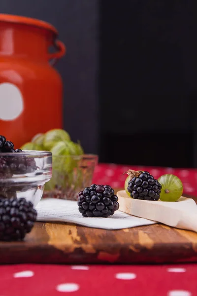 Sniny blackberries, cherry-plums and milk chunk. — Stock Photo, Image