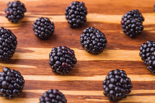 Böğürtlen sıraları, yakın plan..