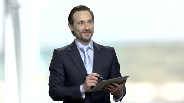 Uomo d'affari che utilizza tablet digitale. — Video Stock