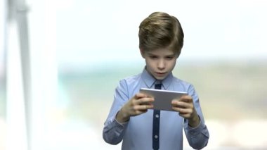 Varoluş çocuk Smartphone oyun oynama.
