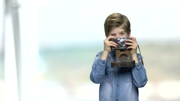 Niño pequeño usando cámara vintage . — Vídeos de Stock
