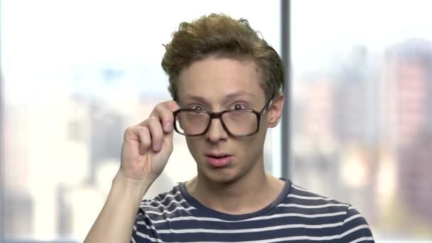 Chytrý kluk v brýlích má nápad. — Stock video