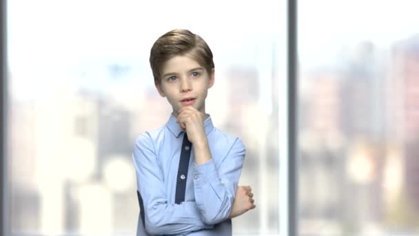 A figyelmes fiú arcképe homályos háttérrel. — Stock videók