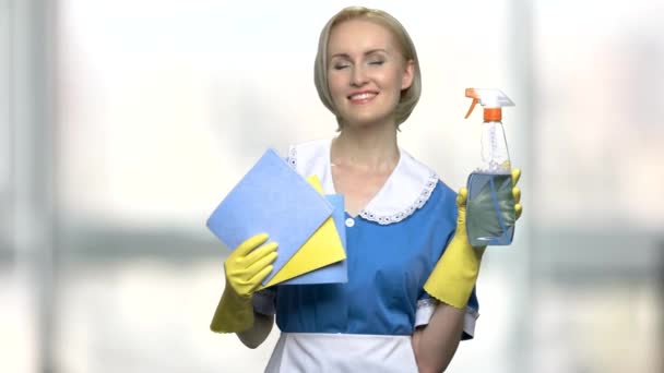 Pretty house maid holding rags and cleanser. — Stock Video