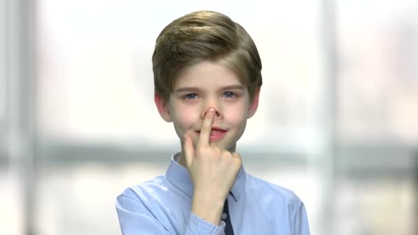 Little boy making a funny pig-nose face. — Stock Video