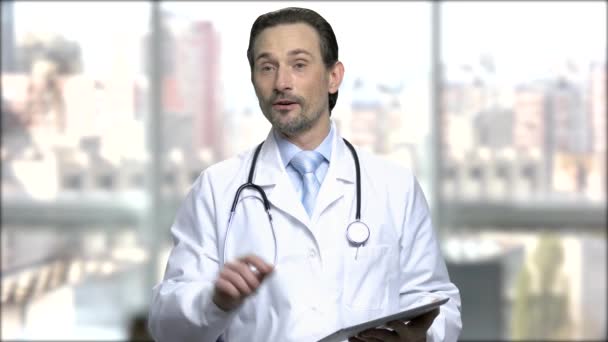 Doutor com tablet pc em fundo desfocado . — Vídeo de Stock