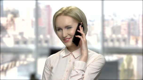 Φλερταρισμένη γυναίκα που μιλάει στο κινητό. — Αρχείο Βίντεο