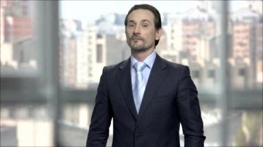 Kendine güvenen bir iş adamı..