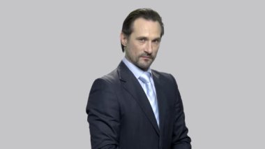 Şüpheli, zarif iş adamının portresi..