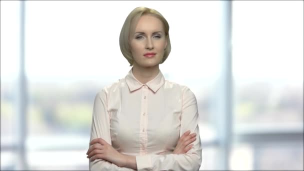 Hübsche Geschäftsfrau arbeitet am virtuellen Bildschirm. — Stockvideo