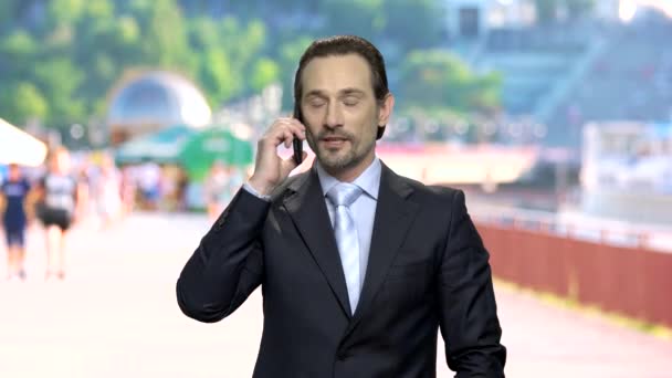 Felice uomo d'affari elegante che chiacchiera sul suo cellulare . — Video Stock