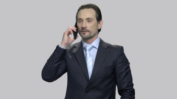 Hombre de negocios de confianza hablando por teléfono celular . — Vídeos de Stock