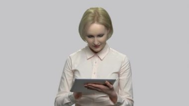 Dijital tablet kullanarak iş kadını.