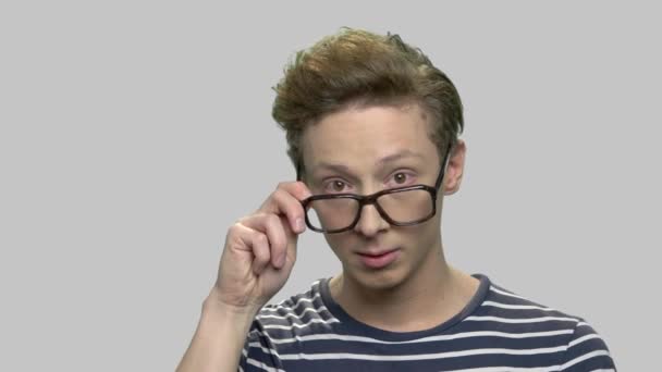 Nerd jongen in bril met verrassende expressie. — Stockvideo