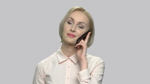Akıllı telefon kullanan çekici sarışın iş kadını.. — Stok video