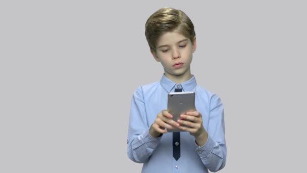 Enfant naviguant sur Internet sur smartphone . — Video