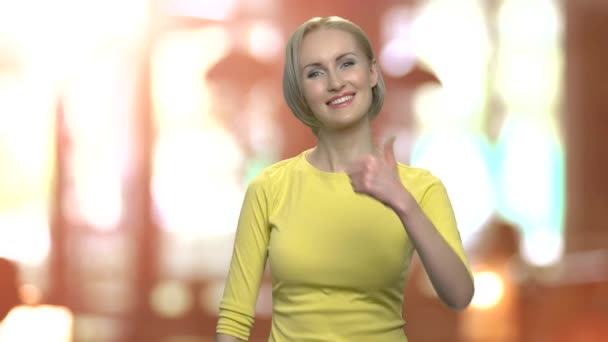 快乐的中年妇女放弃大拇指. — 图库视频影像