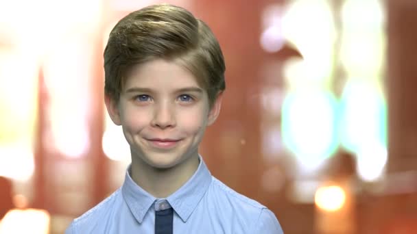 Zeki, yakışıklı, beyaz çocuk portresi.. — Stok video