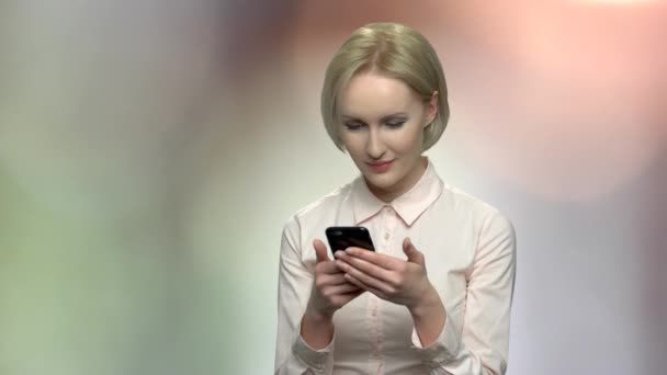 Beautiful business woman using cell phone. — Stock Video