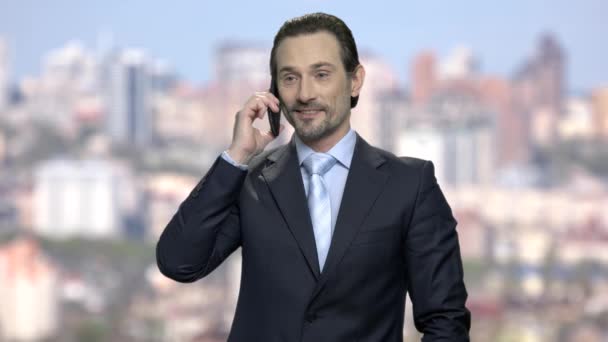 Uomo d'affari caucasico amichevole che parla al cellulare . — Video Stock