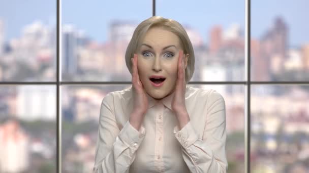 Retrato de mulher de negócios chocado feliz . — Vídeo de Stock