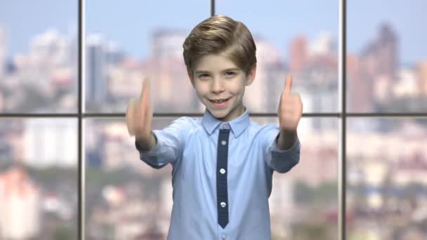 Прекрасний маленький хлопчик показує великі пальці вгору . — стокове відео
