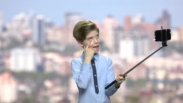 Gyerek fiú grimaszolás közben szelfi. — Stock videók