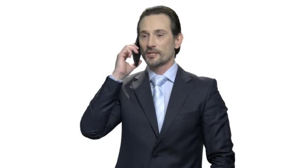 Homem de negócios caucasiano confiante falando no telefone celular . — Vídeo de Stock