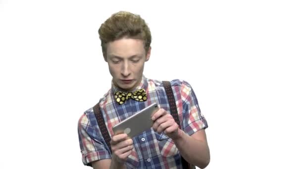 Grappige tiener jongen spelen spel op smartphone. — Stockvideo